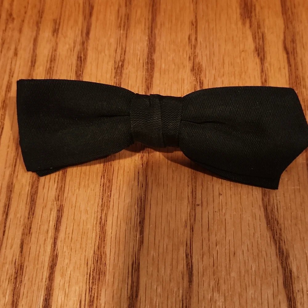 Black bow tie, clip on